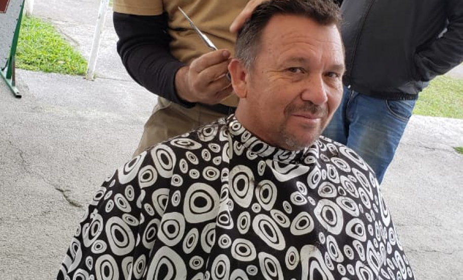 Mais uma edição do Porto em Ação aconteceu nesta segunda-feira (05) no Porto de Paranaguá. O projeto leva serviços gratuitos aos caminhoneiros que esperam no Pátio de Triagem. Foram ofertadas palestras sobre trânsito e ações em saúde, como verificação de pressão arterial e glicemia, vacinação contra hepatite B, tétano, sarampo e febre amarela, além de corte de cabelo e outros serviços. Foto: Portos do Paraná