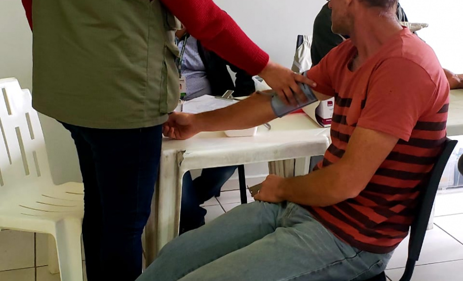 Mais uma edição do Porto em Ação aconteceu nesta segunda-feira (05) no Porto de Paranaguá. O projeto leva serviços gratuitos aos caminhoneiros que esperam no Pátio de Triagem. Foram ofertadas palestras sobre trânsito e ações em saúde, como verificação de pressão arterial e glicemia, vacinação contra hepatite B, tétano, sarampo e febre amarela, além de corte de cabelo e outros serviços. Foto: Portos do Paraná