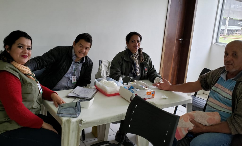 Mais uma edição do Porto em Ação aconteceu nesta segunda-feira (05) no Porto de Paranaguá. O projeto leva serviços gratuitos aos caminhoneiros que esperam no Pátio de Triagem. Foram ofertadas palestras sobre trânsito e ações em saúde, como verificação de pressão arterial e glicemia, vacinação contra hepatite B, tétano, sarampo e febre amarela, além de corte de cabelo e outros serviços. Foto: Portos do Paraná