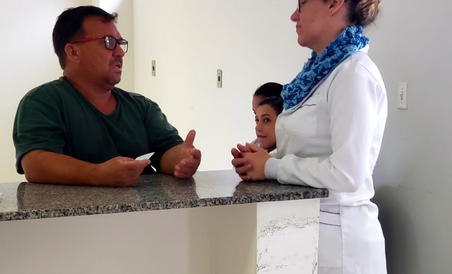 Mais uma edição do Porto em Ação aconteceu nesta segunda-feira (05) no Porto de Paranaguá. O projeto leva serviços gratuitos aos caminhoneiros que esperam no Pátio de Triagem. Foram ofertadas palestras sobre trânsito e ações em saúde, como verificação de pressão arterial e glicemia, vacinação contra hepatite B, tétano, sarampo e febre amarela, além de corte de cabelo e outros serviços. Foto: Portos do Paraná