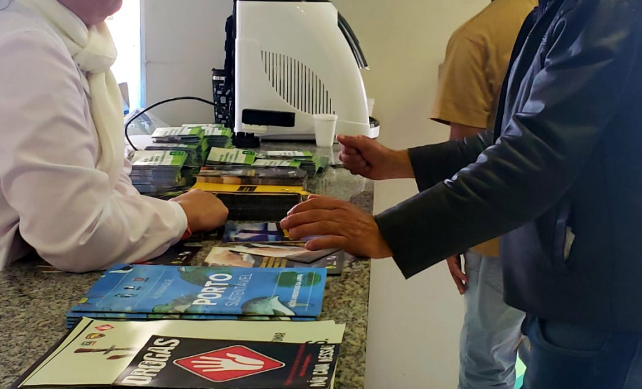 Mais uma edição do Porto em Ação aconteceu nesta segunda-feira (05) no Porto de Paranaguá. O projeto leva serviços gratuitos aos caminhoneiros que esperam no Pátio de Triagem. Foram ofertadas palestras sobre trânsito e ações em saúde, como verificação de pressão arterial e glicemia, vacinação contra hepatite B, tétano, sarampo e febre amarela, além de corte de cabelo e outros serviços. Foto: Portos do Paraná