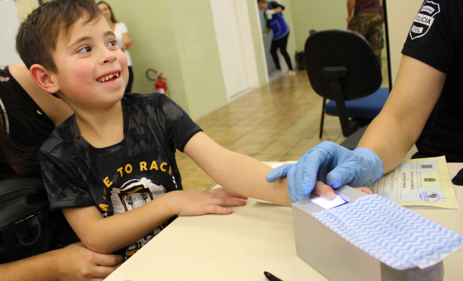 A dona de casa Jessica França Pimpão, 27, conta a facilidade que foi fazer o documento para a família. No início do ano ela fez o primeiro agendamento para a filha mais velha. Já, na quarta-feira (31), foi a vez de fazer o documento de Jean Pereira Pimpão, 6. “Foi bem fácil agendar de novo e vir aqui. O meu eu já tinha feito e da minha filha também”, disse Jessica.Foto: Divulgação/PCPR