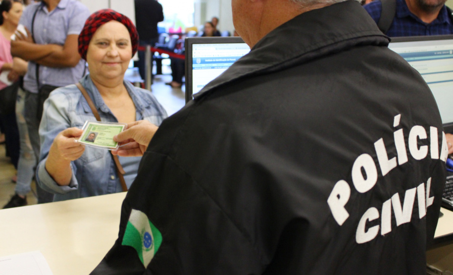 Na quinta-feira (1), a moradora do bairro Barreirinha, Matilde Aparecida Krul, 57, foi até o posto 1 para buscar o novo RG. “Foi bem fácil de fazer. A minha estava muito velha e já estava rasgada. Eles não estavam mais aceitando no comércio para comprar as coisas. Agora essa está novinha”, compara Matilde com o documento em mão.Foto: Divulgação/PCPR