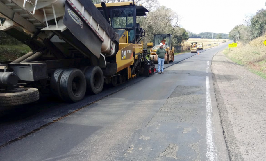 O Departamento de Estradas de Rodagem (DER-PR) finalizou na sexta-feira os trabalhos de recuperação de um trecho de 63 quilômetros da PR-280, entre Palmas e o acesso à BR-153, no município de General Carneiro, no Sul do Estado. A rodovia recebeu investimentos de R$ 882 mil de recursos próprios do GovernFoto:DER