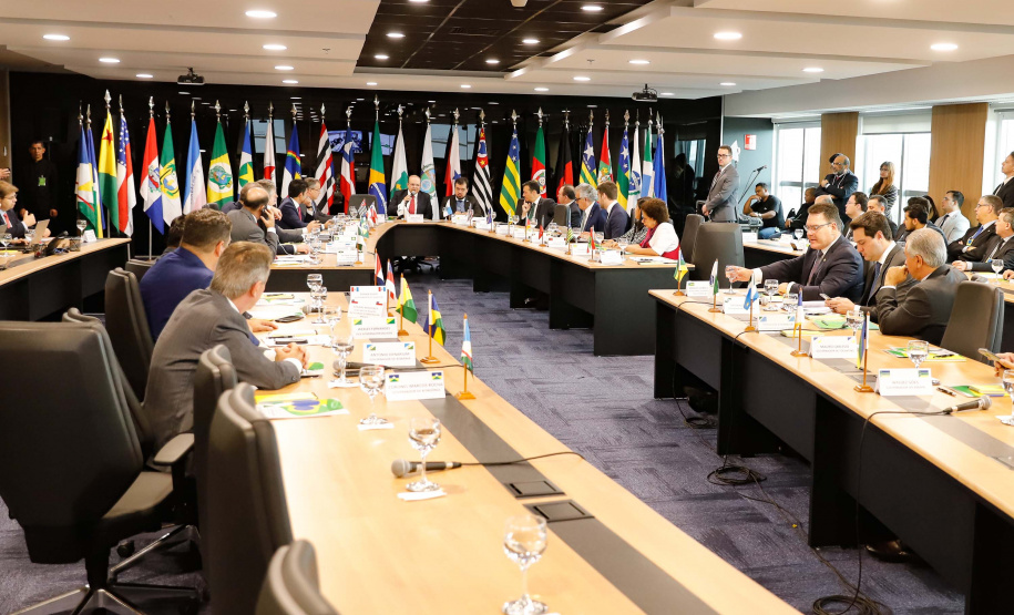 O governador Carlos Massa Ratinho Junior voltou a defender a inclusão de Estados e municípios na reforma da Previdência durante o VI Fórum dos Governadores, em Brasília, nesta terça-feira (6). Os chefes do Poder Executivo se comprometeram a declarar apoio formal à inclusão dos Estados, do Distrito Federal e dos municípios nas mesmas regras impostas aos servidores da União.