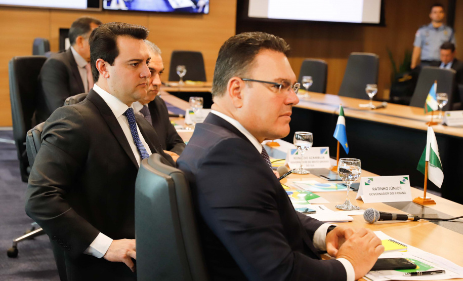 O governador Carlos Massa Ratinho Junior voltou a defender a inclusão de Estados e municípios na reforma da Previdência durante o VI Fórum dos Governadores, em Brasília, nesta terça-feira (6). Os chefes do Poder Executivo se comprometeram a declarar apoio formal à inclusão dos Estados, do Distrito Federal e dos municípios nas mesmas regras impostas aos servidores da União.