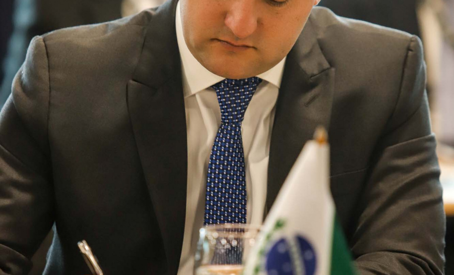 O governador Carlos Massa Ratinho Junior voltou a defender a inclusão de Estados e municípios na reforma da Previdência durante o VI Fórum dos Governadores, em Brasília, nesta terça-feira (6). Os chefes do Poder Executivo se comprometeram a declarar apoio formal à inclusão dos Estados, do Distrito Federal e dos municípios nas mesmas regras impostas aos servidores da União.