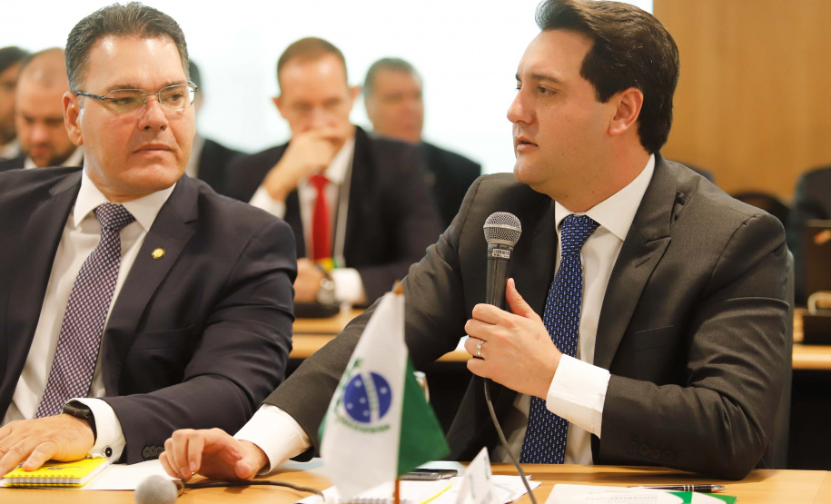 O governador Carlos Massa Ratinho Junior voltou a defender a inclusão de Estados e municípios na reforma da Previdência durante o VI Fórum dos Governadores, em Brasília, nesta terça-feira (6). Os chefes do Poder Executivo se comprometeram a declarar apoio formal à inclusão dos Estados, do Distrito Federal e dos municípios nas mesmas regras impostas aos servidores da União.