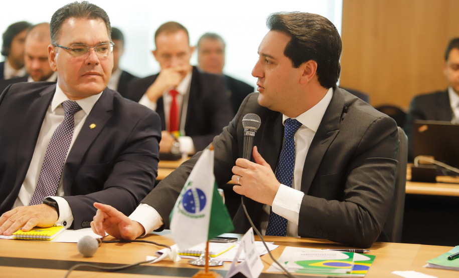 O governador Carlos Massa Ratinho Junior voltou a defender a inclusão de Estados e municípios na reforma da Previdência durante o VI Fórum dos Governadores, em Brasília, nesta terça-feira (6). Os chefes do Poder Executivo se comprometeram a declarar apoio formal à inclusão dos Estados, do Distrito Federal e dos municípios nas mesmas regras impostas aos servidores da União.