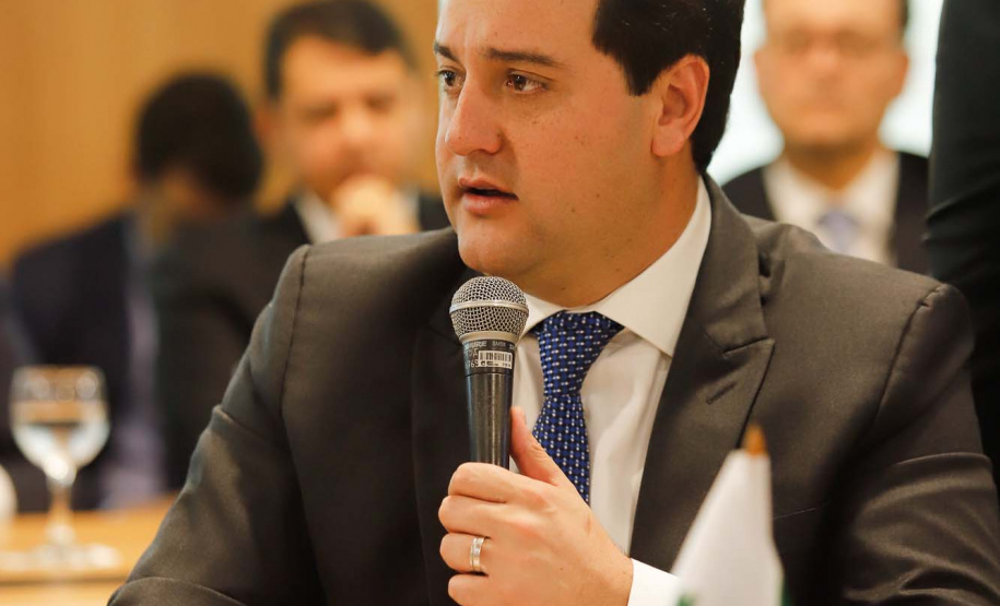 O governador Carlos Massa Ratinho Junior voltou a defender a inclusão de Estados e municípios na reforma da Previdência durante o VI Fórum dos Governadores, em Brasília, nesta terça-feira (6). Os chefes do Poder Executivo se comprometeram a declarar apoio formal à inclusão dos Estados, do Distrito Federal e dos municípios nas mesmas regras impostas aos servidores da União.