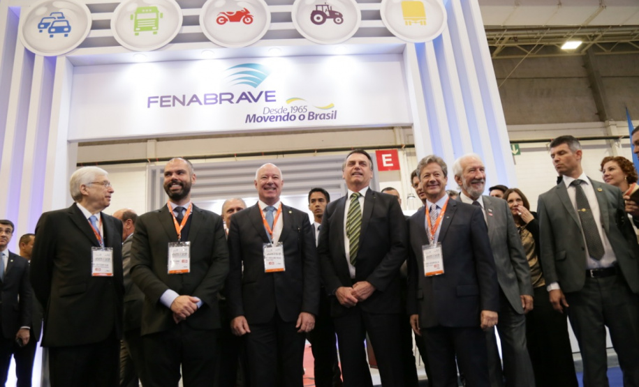 O vice-governador Darci Piana participou nesta terça-feira (8), em São Paulo, da abertura do 29º Congresso e ExpoFenabrave, o maior evento do segmento de distribuição de veículos da América Latina e o segundo maior do mundo. A feira, promovida pela Federação Nacional da Distribuição de Veículos Automotores (Fenabrave), contou com a presença do presidente Jair Bolsonaro. Foto: Divulgação/Vice-governadoria