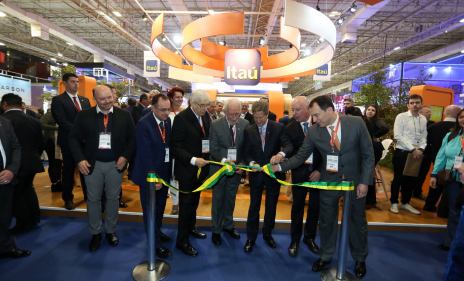 O vice-governador Darci Piana participou nesta terça-feira (8), em São Paulo, da abertura do 29º Congresso e ExpoFenabrave, o maior evento do segmento de distribuição de veículos da América Latina e o segundo maior do mundo. A feira, promovida pela Federação Nacional da Distribuição de Veículos Automotores (Fenabrave), contou com a presença do presidente Jair Bolsonaro. Foto: Divulgação/Vice-governadoria