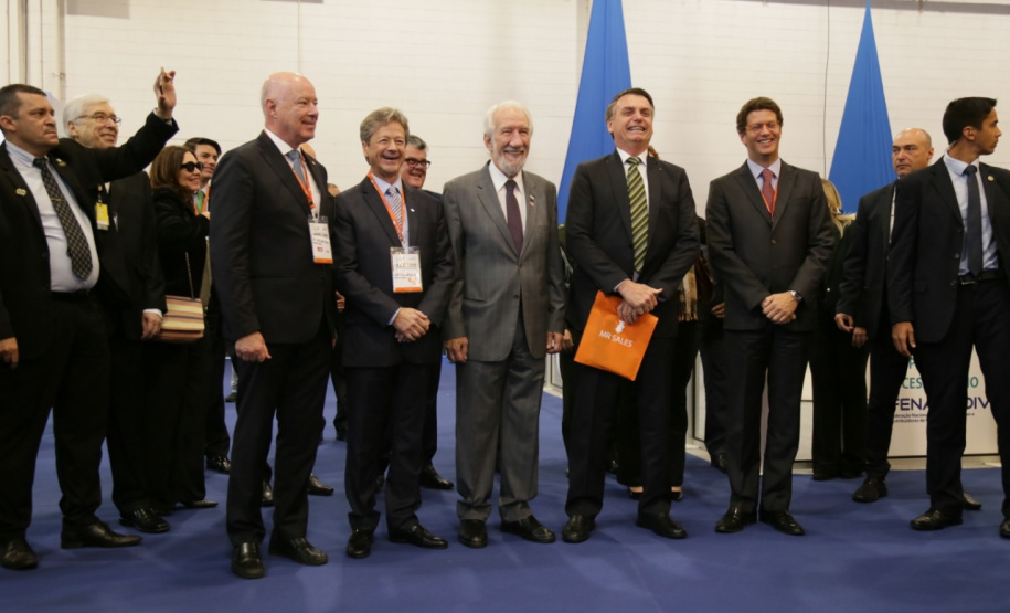 O vice-governador Darci Piana participou nesta terça-feira (8), em São Paulo, da abertura do 29º Congresso e ExpoFenabrave, o maior evento do segmento de distribuição de veículos da América Latina e o segundo maior do mundo. A feira, promovida pela Federação Nacional da Distribuição de Veículos Automotores (Fenabrave), contou com a presença do presidente Jair Bolsonaro. Foto: Divulgação/Vice-governadoria