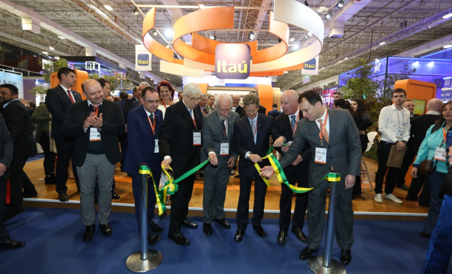 O vice-governador Darci Piana participou nesta terça-feira (8), em São Paulo, da abertura do 29º Congresso e ExpoFenabrave, o maior evento do segmento de distribuição de veículos da América Latina e o segundo maior do mundo. A feira, promovida pela Federação Nacional da Distribuição de Veículos Automotores (Fenabrave), contou com a presença do presidente Jair Bolsonaro. Foto: Divulgação/Vice-governadoria