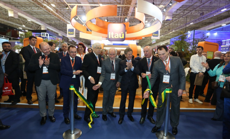 O vice-governador Darci Piana participou nesta terça-feira (8), em São Paulo, da abertura do 29º Congresso e ExpoFenabrave, o maior evento do segmento de distribuição de veículos da América Latina e o segundo maior do mundo. A feira, promovida pela Federação Nacional da Distribuição de Veículos Automotores (Fenabrave), contou com a presença do presidente Jair Bolsonaro. Foto: Divulgação/Vice-governadoria