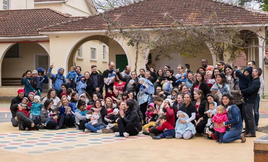 Coordenada pela Secretaria de Estado da Saúde, a agenda do Agosto Dourado no Paraná prevê cerca de 110 atividades em todo o Estado, realizadas em parcerias com as prefeituras, bancos de leite humano e entidades de apoio à saúde da mulher. As ações continuam durante todo o mês com o objetivo de intensificar a promoção, proteção e apoio ao aleitamento materno. Foto: Divulgação SESA/Mamaço Curitiba