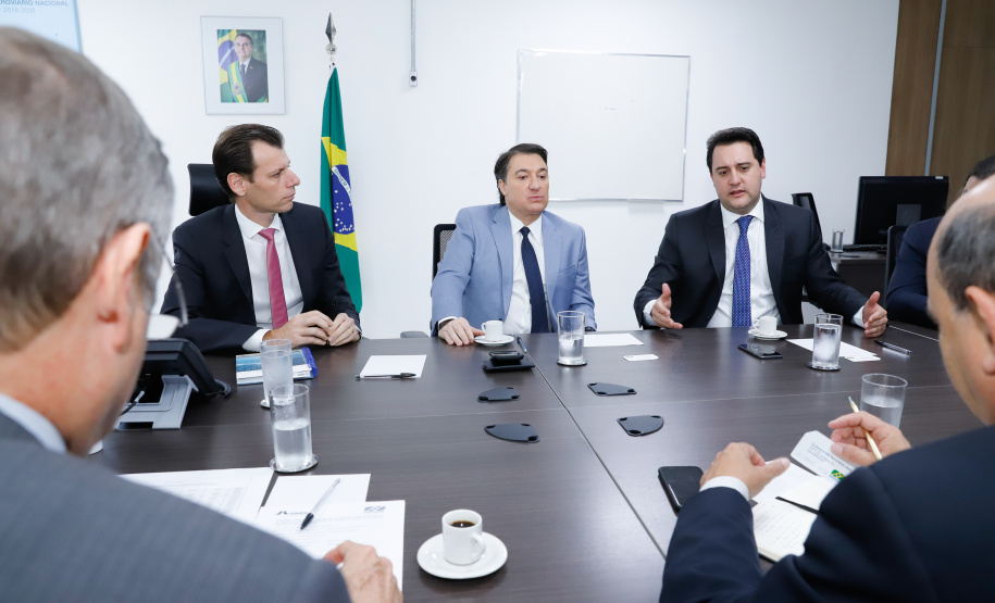 O governador Carlos Massa Ratinho Junior e o secretário nacional de Aviação Civil, Ronei Glanzmann, anunciaram nesta terça-feira (6), em Brasília, que a ampliação da pista do Aeroporto Internacional de Foz do Iguaçu (Cataratas) será feita antes da concessão para a iniciativa privada.