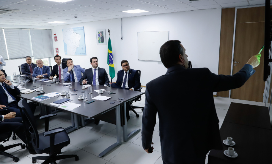 O governador Carlos Massa Ratinho Junior e o secretário nacional de Aviação Civil, Ronei Glanzmann, anunciaram nesta terça-feira (6), em Brasília, que a ampliação da pista do Aeroporto Internacional de Foz do Iguaçu (Cataratas) será feita antes da concessão para a iniciativa privada.
