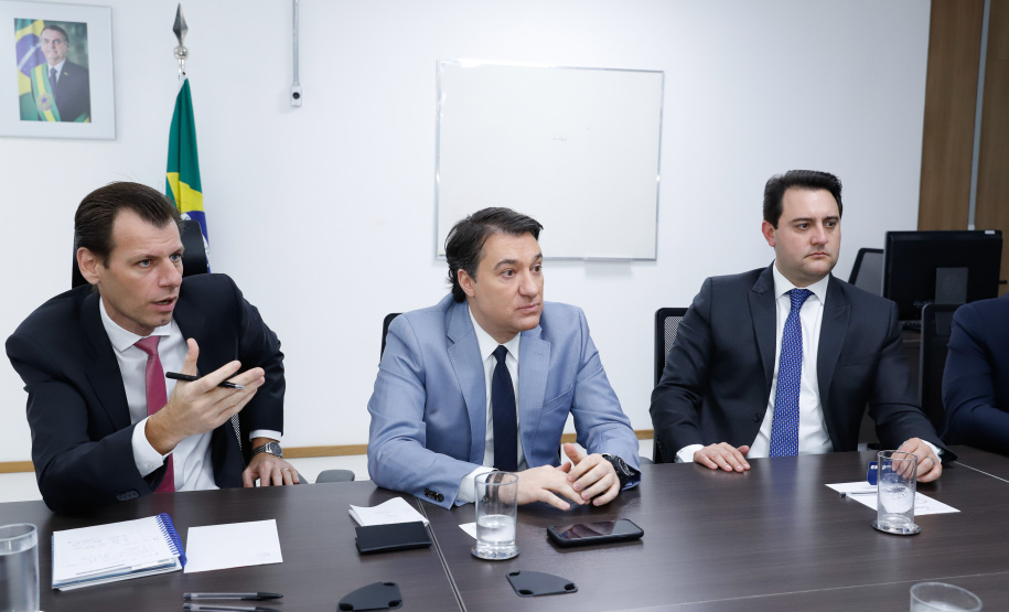 O governador Carlos Massa Ratinho Junior e o secretário nacional de Aviação Civil, Ronei Glanzmann, anunciaram nesta terça-feira (6), em Brasília, que a ampliação da pista do Aeroporto Internacional de Foz do Iguaçu (Cataratas) será feita antes da concessão para a iniciativa privada.