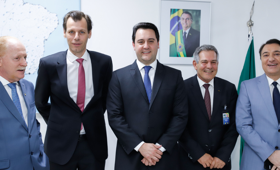 O governador Carlos Massa Ratinho Junior e o secretário nacional de Aviação Civil, Ronei Glanzmann, anunciaram nesta terça-feira (6), em Brasília, que a ampliação da pista do Aeroporto Internacional de Foz do Iguaçu (Cataratas) será feita antes da concessão para a iniciativa privada.
