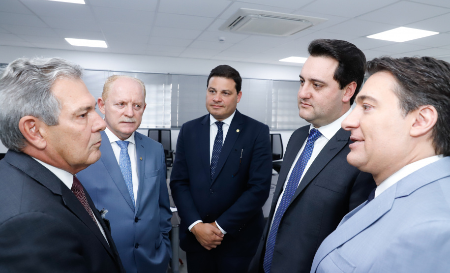 O governador Carlos Massa Ratinho Junior e o secretário nacional de Aviação Civil, Ronei Glanzmann, anunciaram nesta terça-feira (6), em Brasília, que a ampliação da pista do Aeroporto Internacional de Foz do Iguaçu (Cataratas) será feita antes da concessão para a iniciativa privada.