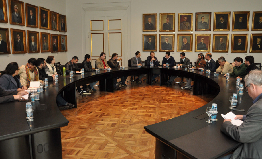 O superintendente de Ciência, Tecnologia e Ensino Superior (Seti), Aldo Bona, e o superintendente de Governança da Casa Civil, Phelipe Mansur, receberam nesta terça-feira (05), no Palácio do Iguaçu, representantes dos sindicatos dos docentes e agentes das universidades estaduais do Paraná