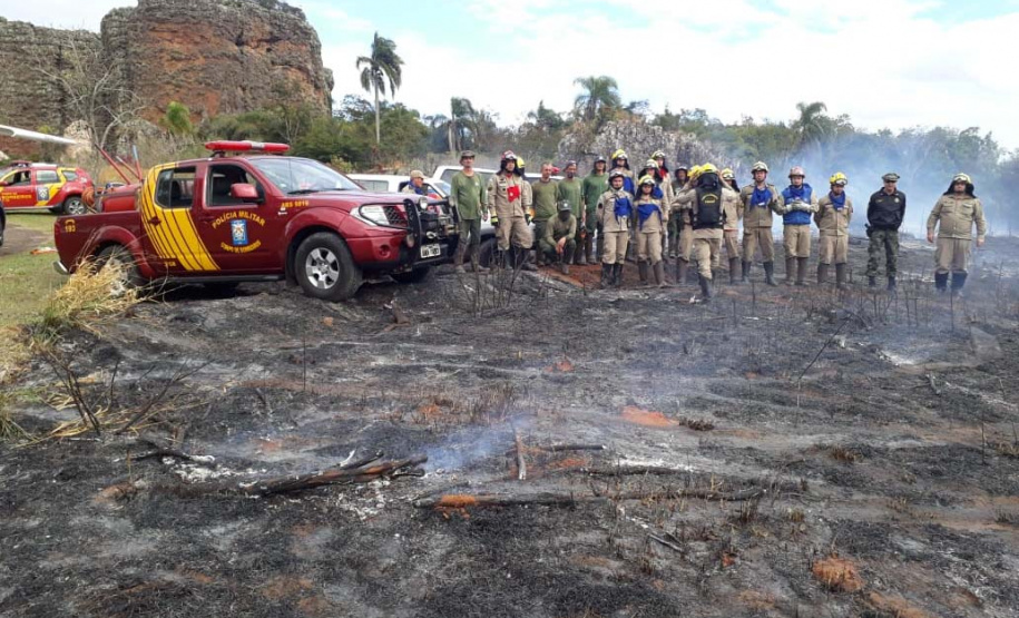 O Instituto Ambiental do Paraná (IAP), em parceria com o Corpo de Bombeiros, brigada de incêndio do Parque Estadual de Vila Velha e a Universidade Positivo promoveram nessa terça-feira (6) uma queima controlada na vegetação do Parque de Vila Velha. Foram 20 hectares de queima.Foto: Divulgação/IAP