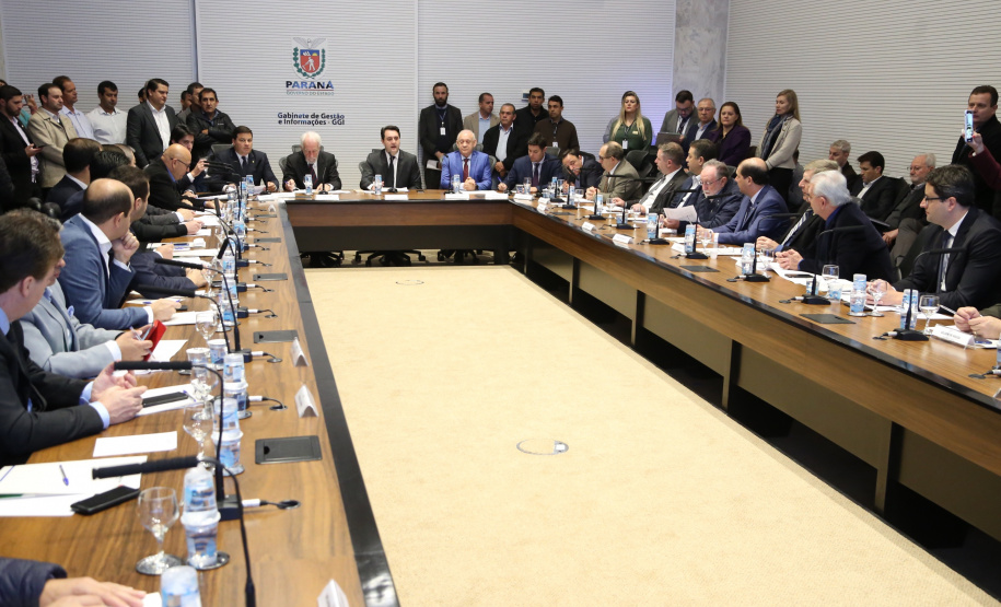 O governador Carlos Massa Ratinho Junior apresentou nesta quarta-feira (7) aos deputados estaduais um banco de projetos de R$ 350 milhões para reestruturação de rodovias, ferrovias e da segurança pública. Ele tem formato inédito no Estado e foi deseenvolvido em parceria com os parlamentares para resolver os maiores gargalos dessas áreas. O lançamento oficial acontecerá ainda neste mês. Foto: José Fernando Ogura/ANPr