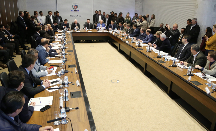 O governador Carlos Massa Ratinho Junior apresentou nesta quarta-feira (7) aos deputados estaduais um banco de projetos de R$ 350 milhões para reestruturação de rodovias, ferrovias e da segurança pública. Ele tem formato inédito no Estado e foi deseenvolvido em parceria com os parlamentares para resolver os maiores gargalos dessas áreas. O lançamento oficial acontecerá ainda neste mês. Foto: José Fernando Ogura/ANPr