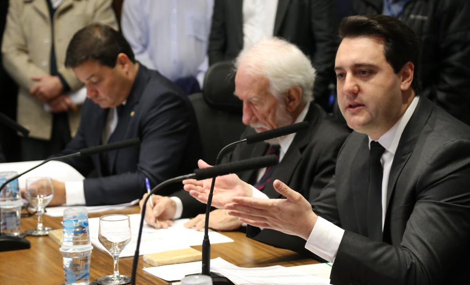 O governador Carlos Massa Ratinho Junior apresentou nesta quarta-feira (7) aos deputados estaduais um banco de projetos de R$ 350 milhões para reestruturação de rodovias, ferrovias e da segurança pública. Ele tem formato inédito no Estado e foi deseenvolvido em parceria com os parlamentares para resolver os maiores gargalos dessas áreas. O lançamento oficial acontecerá ainda neste mês. Foto: José Fernando Ogura/ANPr