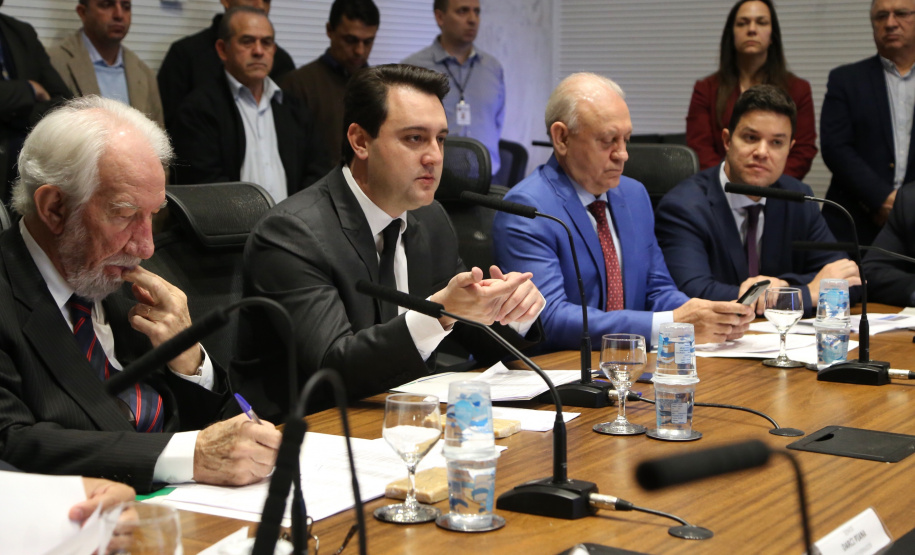 O governador Carlos Massa Ratinho Junior apresentou nesta quarta-feira (7) aos deputados estaduais um banco de projetos de R$ 350 milhões para reestruturação de rodovias, ferrovias e da segurança pública. Ele tem formato inédito no Estado e foi deseenvolvido em parceria com os parlamentares para resolver os maiores gargalos dessas áreas. O lançamento oficial acontecerá ainda neste mês. Foto: José Fernando Ogura/ANPr