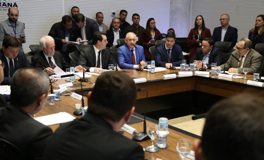 O governador Carlos Massa Ratinho Junior apresentou nesta quarta-feira (7) aos deputados estaduais um banco de projetos de R$ 350 milhões para reestruturação de rodovias, ferrovias e da segurança pública. Ele tem formato inédito no Estado e foi deseenvolvido em parceria com os parlamentares para resolver os maiores gargalos dessas áreas. O lançamento oficial acontecerá ainda neste mês. Foto: José Fernando Ogura/ANPr