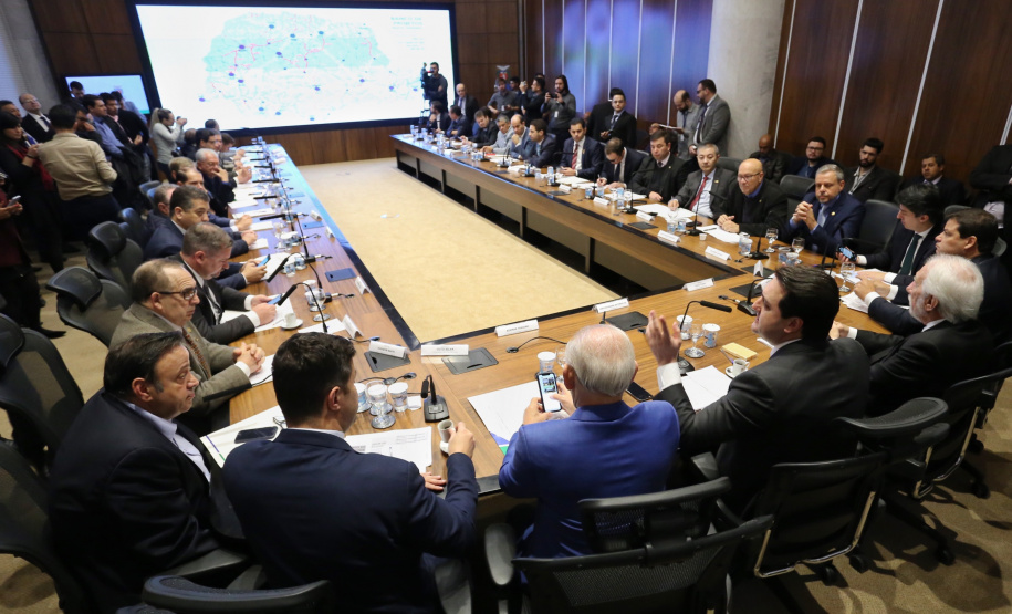 O governador Carlos Massa Ratinho Junior apresentou nesta quarta-feira (7) aos deputados estaduais um banco de projetos de R$ 350 milhões para reestruturação de rodovias, ferrovias e da segurança pública. Ele tem formato inédito no Estado e foi deseenvolvido em parceria com os parlamentares para resolver os maiores gargalos dessas áreas. O lançamento oficial acontecerá ainda neste mês. Foto: José Fernando Ogura/ANPr