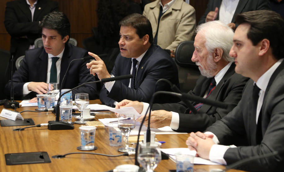 O governador Carlos Massa Ratinho Junior apresentou nesta quarta-feira (7) aos deputados estaduais um banco de projetos de R$ 350 milhões para reestruturação de rodovias, ferrovias e da segurança pública. Ele tem formato inédito no Estado e foi deseenvolvido em parceria com os parlamentares para resolver os maiores gargalos dessas áreas. O lançamento oficial acontecerá ainda neste mês. Foto: José Fernando Ogura/ANPr