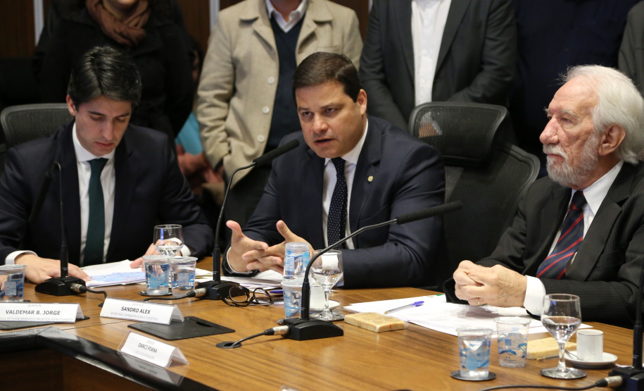O governador Carlos Massa Ratinho Junior apresentou nesta quarta-feira (7) aos deputados estaduais um banco de projetos de R$ 350 milhões para reestruturação de rodovias, ferrovias e da segurança pública. Ele tem formato inédito no Estado e foi deseenvolvido em parceria com os parlamentares para resolver os maiores gargalos dessas áreas. O lançamento oficial acontecerá ainda neste mês. Foto: José Fernando Ogura/ANPr