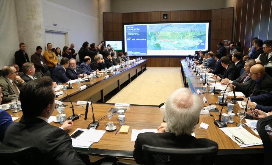 O governador Carlos Massa Ratinho Junior apresentou nesta quarta-feira (7) aos deputados estaduais um banco de projetos de R$ 350 milhões para reestruturação de rodovias, ferrovias e da segurança pública. Ele tem formato inédito no Estado e foi deseenvolvido em parceria com os parlamentares para resolver os maiores gargalos dessas áreas. O lançamento oficial acontecerá ainda neste mês. Foto: José Fernando Ogura/ANPr
