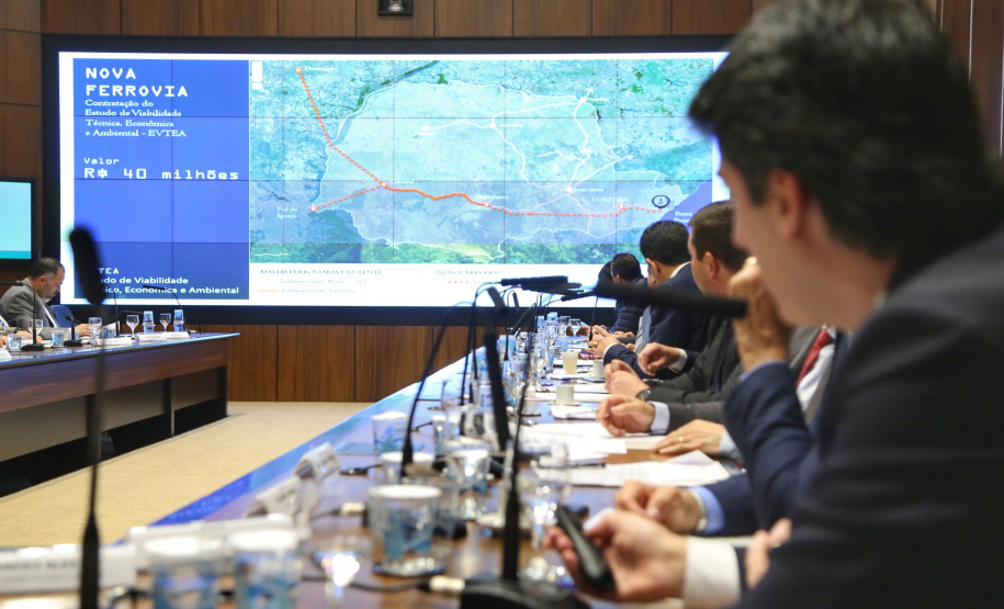 O governador Carlos Massa Ratinho Junior apresentou nesta quarta-feira (7) aos deputados estaduais um banco de projetos de R$ 350 milhões para reestruturação de rodovias, ferrovias e da segurança pública. Ele tem formato inédito no Estado e foi deseenvolvido em parceria com os parlamentares para resolver os maiores gargalos dessas áreas. O lançamento oficial acontecerá ainda neste mês. Foto: José Fernando Ogura/ANPr