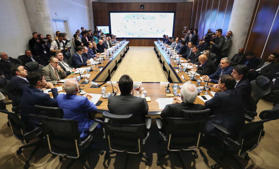 O governador Carlos Massa Ratinho Junior apresentou nesta quarta-feira (7) aos deputados estaduais um banco de projetos de R$ 350 milhões para reestruturação de rodovias, ferrovias e da segurança pública. Ele tem formato inédito no Estado e foi deseenvolvido em parceria com os parlamentares para resolver os maiores gargalos dessas áreas. O lançamento oficial acontecerá ainda neste mês. Foto: José Fernando Ogura/ANPr