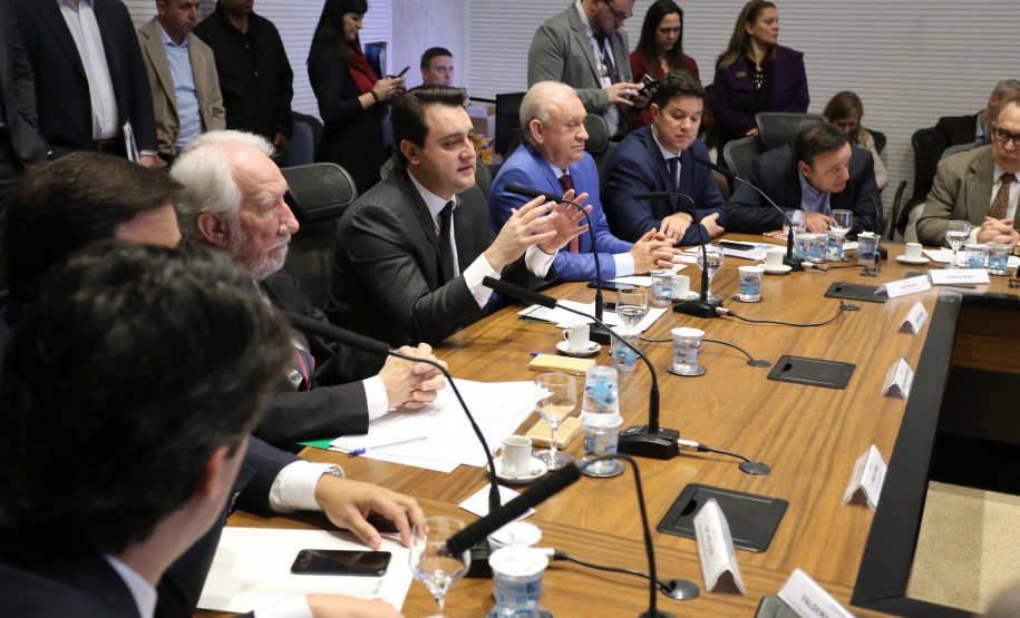 O governador Carlos Massa Ratinho Junior apresentou nesta quarta-feira (7) aos deputados estaduais um banco de projetos de R$ 350 milhões para reestruturação de rodovias, ferrovias e da segurança pública. Ele tem formato inédito no Estado e foi deseenvolvido em parceria com os parlamentares para resolver os maiores gargalos dessas áreas. O lançamento oficial acontecerá ainda neste mês. Foto: José Fernando Ogura/ANPr