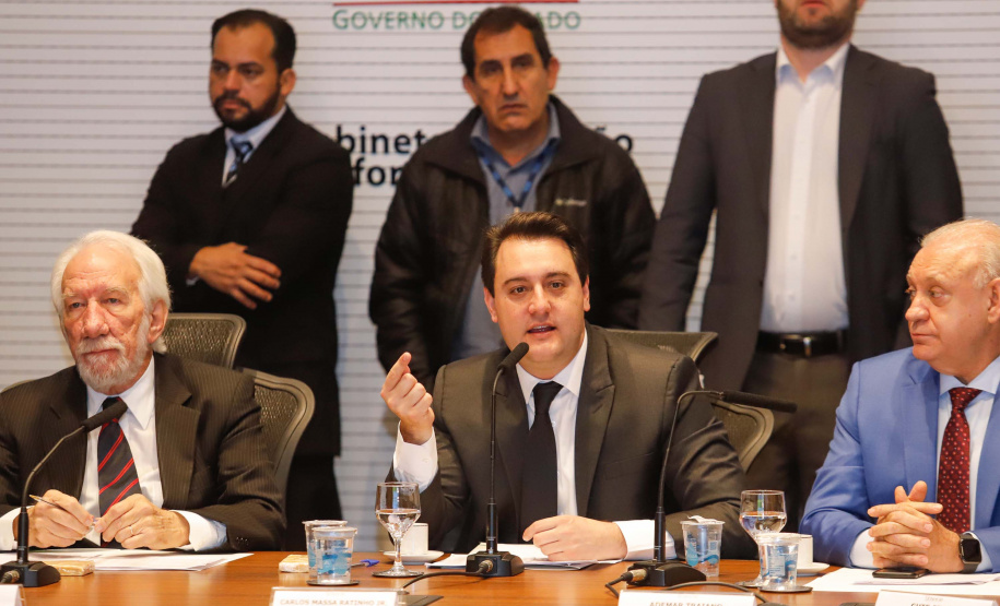 O governador Carlos Massa Ratinho Junior apresentou nesta quarta-feira (7) aos deputados estaduais um banco de projetos de R$ 350 milhões para reestruturação de rodovias, ferrovias e da segurança pública. Ele tem formato inédito no Estado e foi deseenvolvido em parceria com os parlamentares para resolver os maiores gargalos dessas áreas. O lançamento oficial acontecerá ainda neste mês.