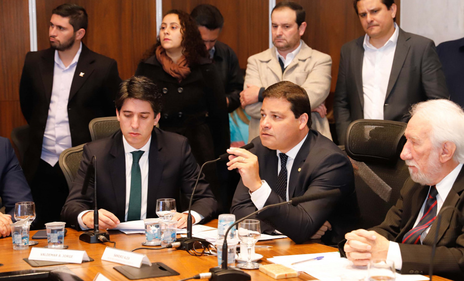 O governador Carlos Massa Ratinho Junior apresentou nesta quarta-feira (7) aos deputados estaduais um banco de projetos de R$ 350 milhões para reestruturação de rodovias, ferrovias e da segurança pública. Ele tem formato inédito no Estado e foi deseenvolvido em parceria com os parlamentares para resolver os maiores gargalos dessas áreas. O lançamento oficial acontecerá ainda neste mês.