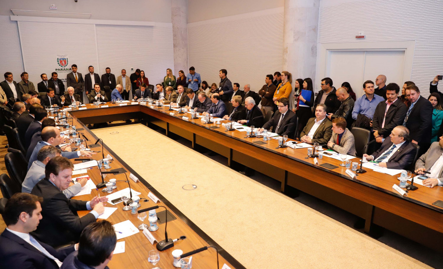 O governador Carlos Massa Ratinho Junior apresentou nesta quarta-feira (7) aos deputados estaduais um banco de projetos de R$ 350 milhões para reestruturação de rodovias, ferrovias e da segurança pública. Ele tem formato inédito no Estado e foi deseenvolvido em parceria com os parlamentares para resolver os maiores gargalos dessas áreas. O lançamento oficial acontecerá ainda neste mês.