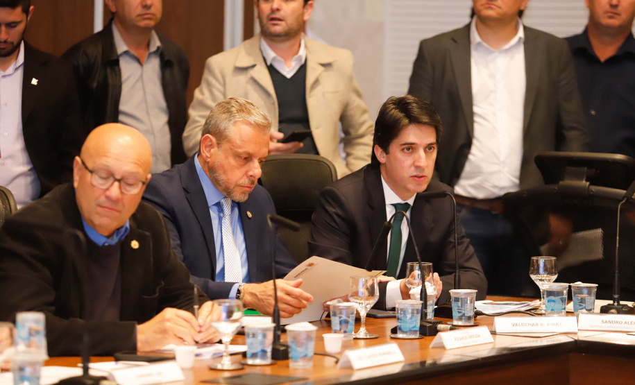 O governador Carlos Massa Ratinho Junior apresentou nesta quarta-feira (7) aos deputados estaduais um banco de projetos de R$ 350 milhões para reestruturação de rodovias, ferrovias e da segurança pública. Ele tem formato inédito no Estado e foi deseenvolvido em parceria com os parlamentares para resolver os maiores gargalos dessas áreas. O lançamento oficial acontecerá ainda neste mês.