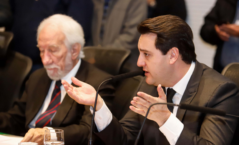 O governador Carlos Massa Ratinho Junior apresentou nesta quarta-feira (7) aos deputados estaduais um banco de projetos de R$ 350 milhões para reestruturação de rodovias, ferrovias e da segurança pública. Ele tem formato inédito no Estado e foi deseenvolvido em parceria com os parlamentares para resolver os maiores gargalos dessas áreas. O lançamento oficial acontecerá ainda neste mês.