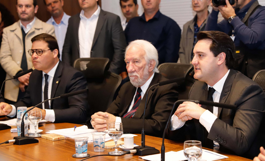 O governador Carlos Massa Ratinho Junior apresentou nesta quarta-feira (7) aos deputados estaduais um banco de projetos de R$ 350 milhões para reestruturação de rodovias, ferrovias e da segurança pública. Ele tem formato inédito no Estado e foi deseenvolvido em parceria com os parlamentares para resolver os maiores gargalos dessas áreas. O lançamento oficial acontecerá ainda neste mês.