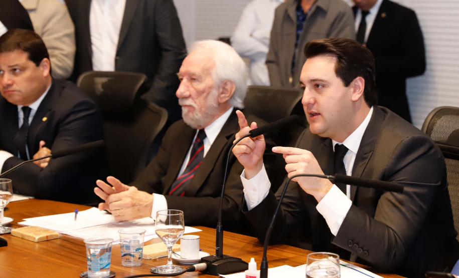 O governador Carlos Massa Ratinho Junior apresentou nesta quarta-feira (7) aos deputados estaduais um banco de projetos de R$ 350 milhões para reestruturação de rodovias, ferrovias e da segurança pública. Ele tem formato inédito no Estado e foi deseenvolvido em parceria com os parlamentares para resolver os maiores gargalos dessas áreas. O lançamento oficial acontecerá ainda neste mês.