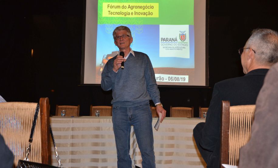 Uma agropecuária com mais tecnologia e inovação a serviço do fornecimento de alimentos em maior quantidade e qualidade para o Brasil e o mundo. Esse foi o tema abordado pelo secretário de Estado da Agricultura e do Abastecimento, Norberto Ortigara, no 1º. Fórum do Agronegócio, Tecnologia e Inovação, promovido pela Câmara Temática do Agronegócio do Conselho de Desenvolvimento Econômico de Campo Mourão, nesta terça-feira (06). Foto: Divulgação/SEAB