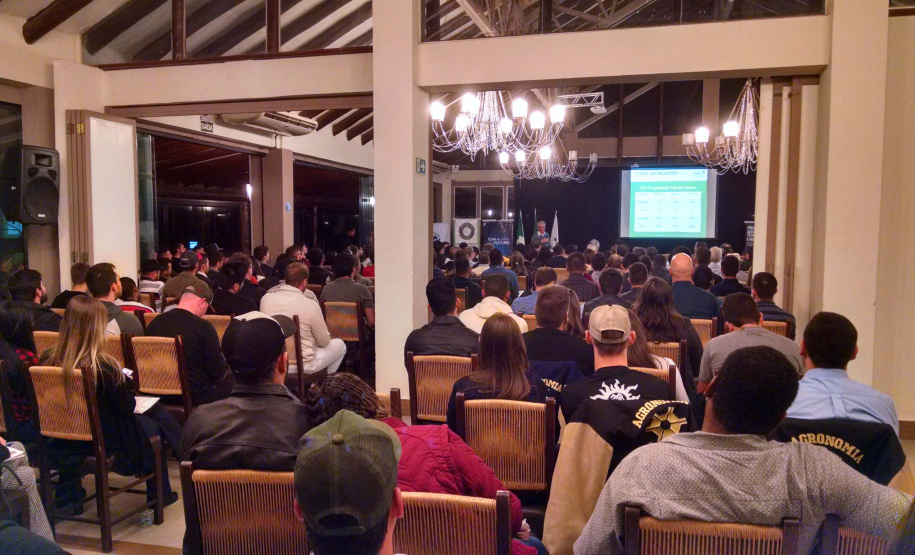 Uma agropecuária com mais tecnologia e inovação a serviço do fornecimento de alimentos em maior quantidade e qualidade para o Brasil e o mundo. Esse foi o tema abordado pelo secretário de Estado da Agricultura e do Abastecimento, Norberto Ortigara, no 1º. Fórum do Agronegócio, Tecnologia e Inovação, promovido pela Câmara Temática do Agronegócio do Conselho de Desenvolvimento Econômico de Campo Mourão, nesta terça-feira (06). Foto: Divulgação/SEAB