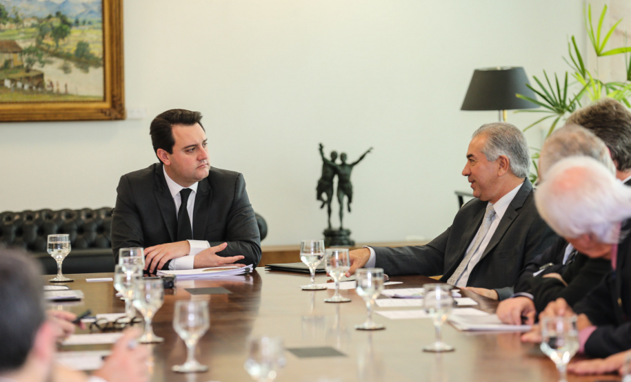 O governador Carlos Massa Ratinho Junior recebeu nesta quarta-feira (7), no Palácio Iguaçu, dirigentes da OnlyStars, que representam grupos empresariais chineses e portugueses no Brasil. Reinaldo Azambuja, governador de Mato Grosso do Sul esteve presente no evento. Curitiba, 05/08/2019 -Foto: Geraldo Bubniak/ANPr