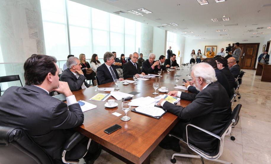 O governador Carlos Massa Ratinho Junior recebeu nesta quarta-feira (7), no Palácio Iguaçu, dirigentes da OnlyStars, que representam grupos empresariais chineses e portugueses no Brasil.    Curitiba, 05/08/2019 -Foto: Geraldo Bubniak/ANPr